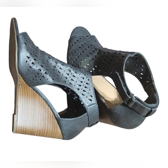 🎅 3/$10 Route 66 Dark Grey Laser Cut Out Peep Toe Wedges Size 8 EUC - Picture 5 of 9
